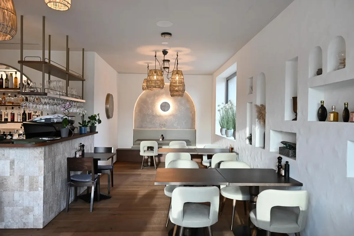 Man sieht ein Restaurant.